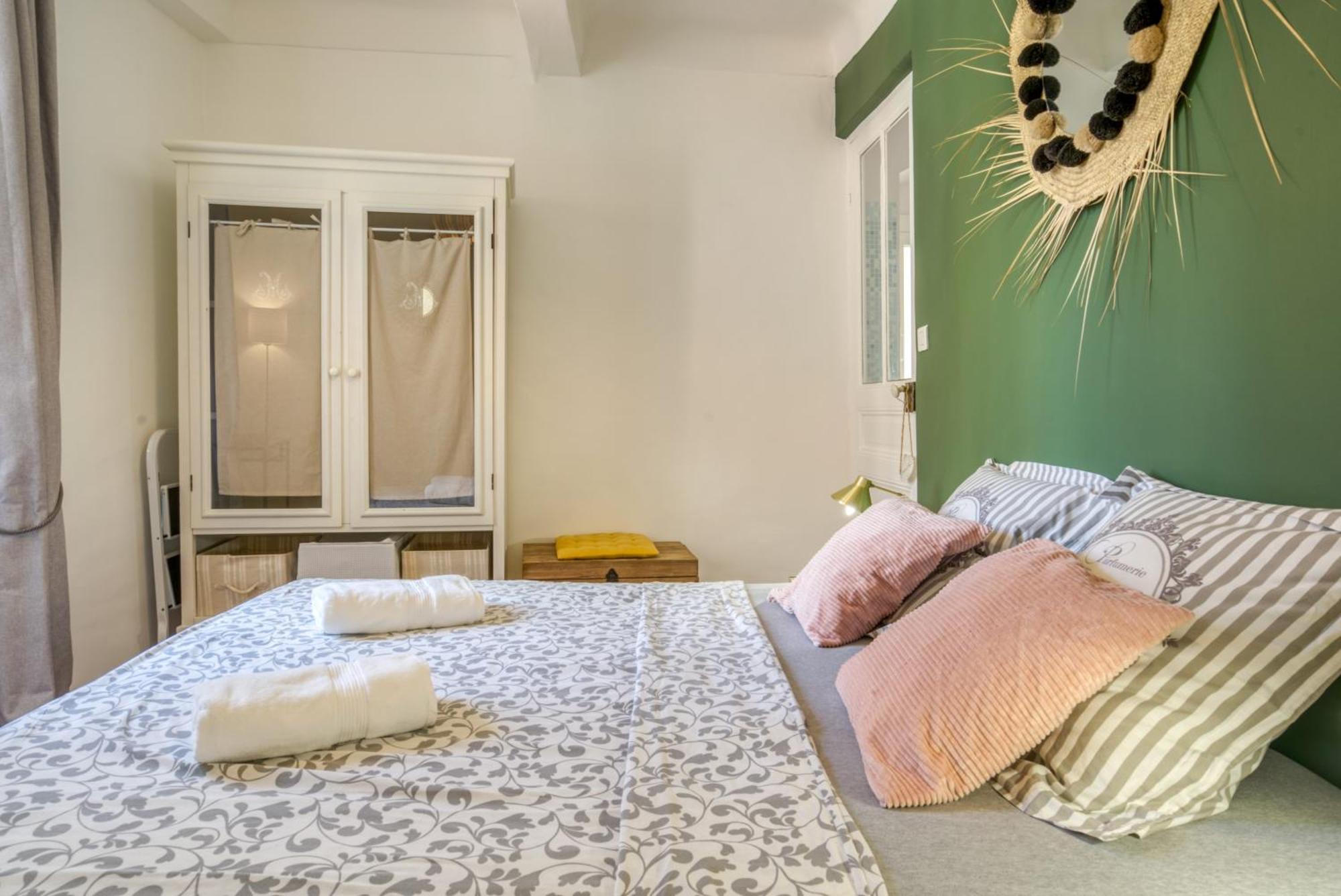 Appartement Typique - 2 Bedrooms,typical Apartment-old Town Nice