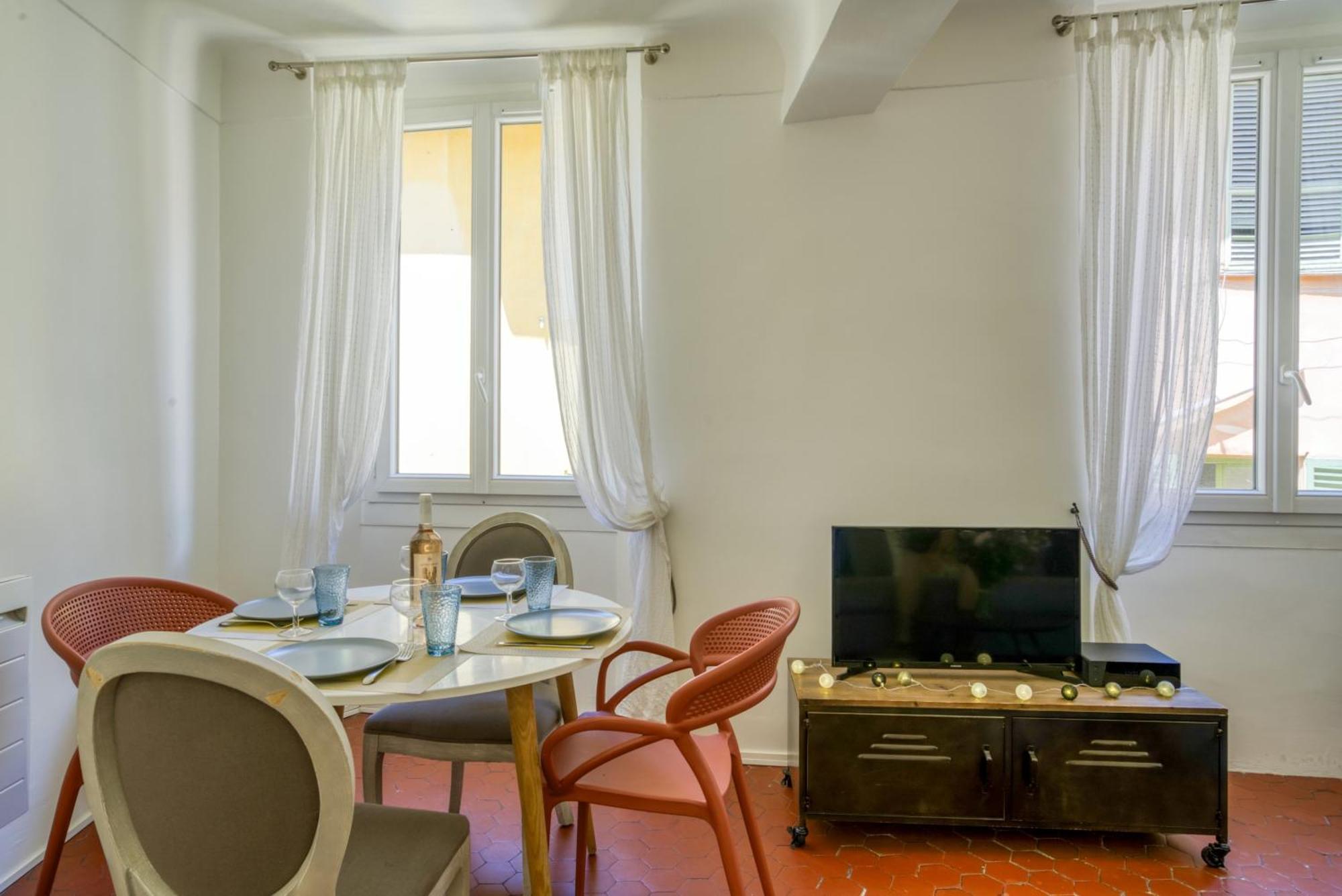 Typique - 2 Bedrooms,typical Apartment-old Town Appartement *